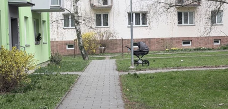 Dítě spalo v kočárku před domem, na místo vyjížděli strážníci | © Městská policie Olomouc