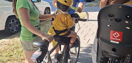 Strážníci kontrolovali používání přileb u cyklistů mladších osmnácti let | © Městsk...<br />
<i>Kompletní tisková zpráva: <a href=