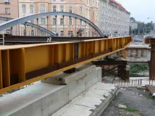 V říjnu se odehraje vysouvání druhé poloviny nového mostu nad řeku Moravu | Foto: Blanka Martinovská