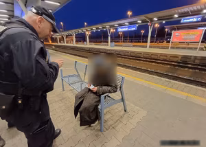 Nemohl se zorientovat na nádraží, pomohli strážníci | © Městská policie Olomouc