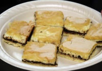 Cviboch (ein Biskuit-Kuchen) mit Powidl und Quark-Füllung