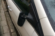Vandal poškodil zaparkovaný Fiat