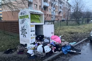 Neznámý vandal se dostal do kontejneru s oblečením