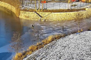 Zamrzlé plochy lákají k bruslení, pozor však na tloušťku ledu