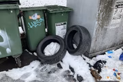 Staré pneumatiky nechal u kontejneru