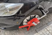 Řidička se rozjela i s botičkou