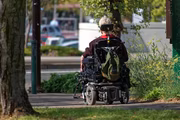 Seniorovi na vozíčku pomohli strážníci