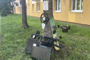 Před domem si udělal výprodej nepotřebných věcí