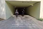 Podchod slouží chodců, cyklisto sesedni z kola