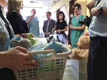 Strážníci a primátor přinesli dárky pacientům dětské JIRP | Foto: Petr Bielesz / FNOL