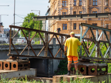 Vedle mostu na ulici Komenského roste lávka pro pěší | © Jan Andreáš