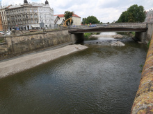 V řece Moravě zůstává jen minimum vody. Začíná demolice mostu u Bristolu | © Blanka Martinovská