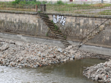 V řece Moravě zůstává jen minimum vody. Začíná demolice mostu u Bristolu | © Blanka Martinovská