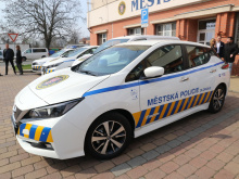Strážníci dohlédnou na bezpečí ve městě také v nových ekologicky šetrných elektromobilech | Foto: Blanka Martinovská