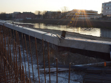 Protipovodňová opatření po roce: upravené břehy, pilotová stěna, pilíře pro nový most | Foto: Michal Folta