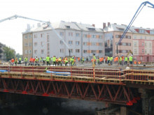 V Komenského ulici dnes od rána vzniká nový betonový most / Foto: Blanka Martinovská