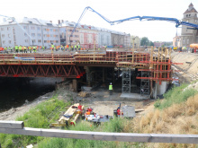 V Komenského ulici dnes od rána vzniká nový betonový most / Foto: Blanka Martinovská