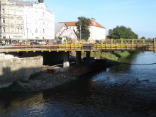 Na nově budovaném mostě v Komenského ulici se již betonují chodníky | Foto: archiv
