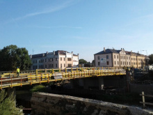 Na nově budovaném mostě v Komenského ulici se již betonují chodníky | Foto: archiv