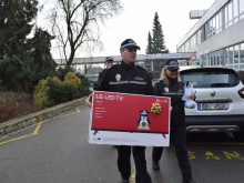 Strážníci přinesli dárky pacientům dětské JIRP | © Městská policie Olomouc