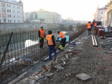 Most na Masarykově třídě se chystá k demolici, nábřeží podél kolejí UP je téměř hotovo | Foto: Blanka Martinovská