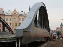 Třistatunový most se začal pomalu posunovat nad hladinu řeky | Foto: Blanka Martinovská
