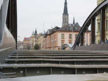 Třistatunový most se začal pomalu posunovat nad hladinu řeky | Foto: Blanka Martinovská