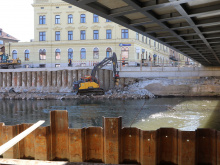 Druhá půlka mostu brzy přijede do Olomouce. Do září dokončí nábřežní zeď | Foto: Blanka Martinovská