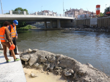 Druhá půlka mostu brzy přijede do Olomouce. Do září dokončí nábřežní zeď | Foto: Blanka Martinovská