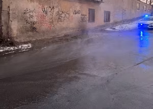 Prasklé potrubí zaplavilo celou cestu | © Městská policie Olomouc