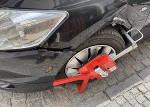 Řidička se rozjela i s botičkou | © Městská policie Olomouc