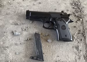 Mávat na ulici pistolí, byť airsoftovou, není úplně nejlepší nápad | © Městská policie Olomouc