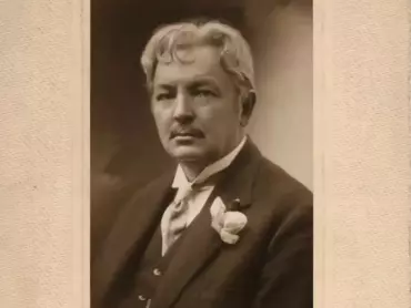 JUDr. Richard Fischer (27. března 1872 Loštice – 4. února 1954 Olomouc), starosta města Olomouce v letech 1923–1939. Fotografie zhotovená Fotografickým závodem Eduarda Bubeníka Olomouc, Anglická ul. (nyní Ostružnická ul.) 25, v roce 1930. Státní okresní archiv v Olomouci, Archiv města Olomouce, fond M 8-34 Sbírka obrazového materiálu a fotografií Olomouc, sign. VI/125/1, inv. č. 537.