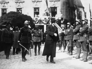 Prezident T. G. Masaryk 18. září 1921 na olomouckém Horním náměstí při vojenské přehlídce čestné roty 6. hanáckého pluku. Fotografie, Státní okresní archiv v Olomouci, Archiv města Olomouce, fond Sbírka obrazového materiálu a fotografií Olomouc, M 8-34, inv. č. 1875.