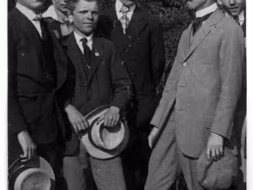 Prof. Ing. František Rompart se studenty na výletě. Rodinný archiv Evy Poláčkové.