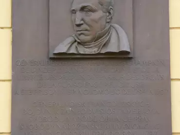 Pamětní deska Gilberta Lafayetta na průčelí Vojenského správního archivu Armády ČR v Olomouci, nám. Republiky 4, dílo sochaře Karla Lenharta (1904–1978), odhalená 9. září 1928. Za protektorátu Čechy a Morava byla pamětní deska odstraněna, znovu byla instalována 13. září 1997. Foto Michal Maňas.