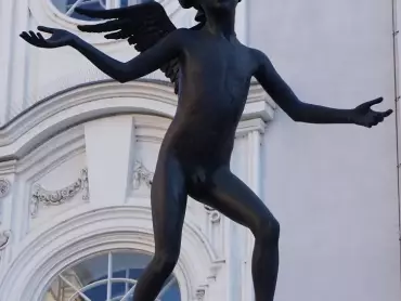 Kurt Gebauer: Brněnský Mozart, černý bronz. Plastika z roku 2008 umístěná před divadlem Reduta v Brně na Zelném trhu.