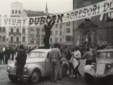 Vyvěšování protestních hesel na náměstí Míru (nyní Horním náměstí) před olomouckou radnicí. Státní okresní archiv v Olomouci.