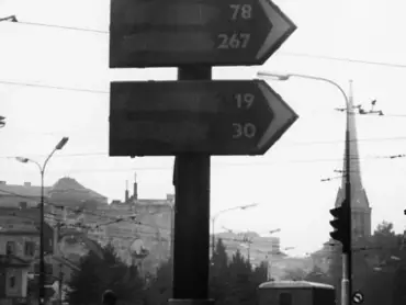 Vápnem zatřené dopravní směrovky na Leninově třídě (nynější třídě Svobody). Státní okresní archiv v Olomouci.