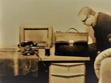 Rozhlasový hlasatel Bohuslav Matyáš v improvizovaném rozhlasovém studiu stanice Dubček – Císař ABX v suterénní místnosti spojů v jednom panelovém domě v Olomouci-Neředíně. Foto Jarolím Koutný. Archiv Bohuslava Matyáše.