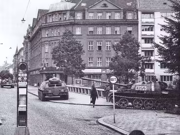 Sovětské tanky a obrněný transportér na třídě Osvobození (nynější Masarykova třída). Státní okresní archiv v Olomouci.