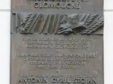 Otmar Oliva: Pamětní deska olomouckého arcibiskupství. 1996. Bronzová patinovaná deska o rozměrech 130 × 75 cm se nachází na hlavním průčelí arcibiskupského paláce, při čelním pohledu na budovu je umístěna vlevo od hlavního vchodového portálu. Deska nese nápis v monumentální kvadratické kapitále: „ARCIBISKUPSTVÍ OLOMOUCKÉ“, „STAVBA DOKONČENA V ROCE 1669•/ DŮM BISKUPŮ A OD ROKU 1777 / ARCIBISKUPŮ OLOMOUCKÝCH•/ 1848–1849 SÍDLO RAKOUSKÝCH CÍSAŘŮ / 2•12•1848 SE ZDE VZDAL TRŮNU / FERDINAND V•VE PROSPĚCH / FRANTIŠKA JOSEFA I•/ 1921–1923 A 1948 –1961 ZDE ŽILI / ANTONÍN CYRIL STOJAN / A / JOSEF KAREL MATOCHA / ARCIBISKUPOVÉ SVATÉ POVĚSTI•/ 20–22•5•1995 / ZDE POBÝVAL PŘI SVATOŘEČENÍ / JANA SARKANDRA A PANÍ ZDISLAVY / PAPEŽ JAN PAVEL II•“ Foto S. Mareš, 2012.