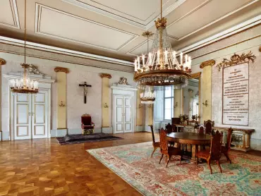 Nápisová pamětní deska v Trůnním sále arcibiskupského paláce v Olomouci týkající se změny v obsazení rakouského císařského trůnu 2. prosince 1848. Foto Zdeňka Kuchyňová.