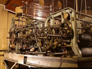 Hodinový stroj olomouckého orloje. Foto Miloslav Jančík. Odkaz: https://www.idnes.cz/olomouc/zpravy/olomoucky-orloj-60-vyroci-odhaleni.A150518_2163210_olomouc-zpravy_stk