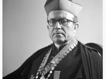 Prof. ThDr. František Cinek (1888–1966). V roce 1926 se habilitoval pro obor speciální dogmatiky jako soukromý docent, v roce 1929 byl jmenován mimořádným profesorem, v roce 1935 řádným profesorem, v letech 1930/1931 a 1936/1937 zastával akademický úřad děkana Cyrilometodějské fakulty bohoslovecké v Olomouci. Dne 1. září 1939 byl zatčen s dalšími jedenácti olomouckými duchovními v protektorátní akci Albrecht I., spolu s třemi rukojmími byl sice již 8. září propuštěn, roku 1942 byl však znovu obviněn z poslechu zahraničního rozhlasu a odsouzen ke čtyřem letům vězení. Prošel postupně pěti káznicemi a trestním koncentračním táborem. Po osvobození se 1945 stal znovu děkanem CMFB a velmi se zasloužil o poválečné obnovení univerzity v Olomouci; v letech 1946–1949 zastával funkci jejího prvního prorektora. Papež Pius XII. v roce 1948 jmenoval Fr. Cinka prelátem, protonotářem a rytířem řádu sv. Lazara. Fotografie z konce 40. let 20. století, Vlastivědné muzeum v Olomouci.