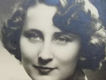 Stanislava Kavanová (1924–2014), fotografie ze 40. let 20. století. V roce 1948 se provdala za Zdeňka Šprince, po studiích práv v Brně a studiu ekonomické geografie v Praze od roku 1959 přednášela na katedře geografie na Přírodovědecké fakultě Univerzity Palackého v Olomouci, kde se věnovala socioekonomické geografii. V tomto oboru dosáhla vědecké hodnosti kandidátky přírodních věd (CSc.) a habilitovala se.