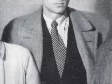 Kuneš Sonntag (1919–1910), syn Kuneše Sonntaga (1878–1931), agrárního politika, národohospodáře a ministra meziválečných vlád ČSR. Jako student Právnické fakulty UK byl Kuneš Sonntag ml. v letech 1939–1942 vězněn v koncentračním táboře Sachsenhausen, v roce 1946 absolvoval Právnickou fakultu UK v Praze s titulem JUDr., v roce byl 1950 zatčen, obviněn za pomoc uprchlíkům na Západ a Státním soudem v Brně byl odsouzen pro zločin velezrady a vyzvědačství k odnětí svobody na 12 let. Roku 1956 byl podmínečně propuštěn, pracoval jako skladník a v roce 1990 byl plně rehabilitován. Detail fotografie z roku 1945. Převzato z publikace Jindřicha Fialy Kuneš Sonntag: Životní příběh z dvacátého století, Praha 2013.