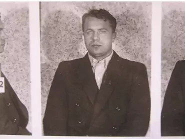 Antonín Huvar (1922–2009), v roce 1947 absolvoval bohoslovecká studia na CMTF UP v Olomouci, následujícího roku dosáhl doktorátu teologie, v září 1949 byl zatčen pro „aktivní práci s mládeží“. Poté pracoval manuálně, po listopadu 1989 působil na CMTF UP v Olomouci, byl jmenován papežským prelátem s titulem monsignore a roku 1998 mu byl udělen řád T. G. Masaryka. Působil též jako familiář (přidružený člen) řádu Panny Marie Jeruzalémské. Fotografie A. Huvara z vyšetřovacího spisu, 1949. Převzato z diplomové práce Martiny Pavlíkové Mons. ThDr. Antonín Huvar, Fam OT – příběh kněze, politického vězně a skauta v kontextu režimní proticírkevní politiky, Olomouc 2012, s. 92.