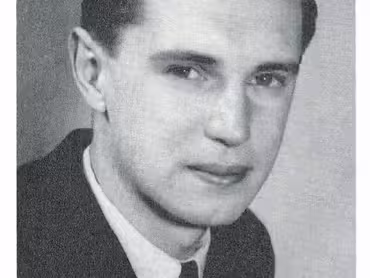 Vladimír Mohapl (1919–2012), studium práv na Právnické fakultě MU ukončil získáním titulu JUDr. Působil jako prokurátor Okresní prokuratury v Olomouci, za posrpnové „normalizace“ byl uveden v Seznamu osob doporučených k zařazení do jednotné centrální evidence představitelů a exponentů pravice severomoravským KV KSČ.