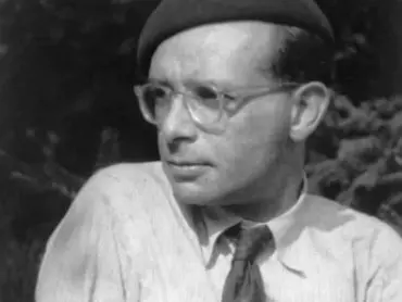 PhDr. Robert Smetana (1904–1988), fotografie z konce 30. let 20. století. Fotoarchiv Vlastivědného muzea v Olomouci, inv. č. N 189. Jako vedoucí katedry hudební vědy a výchovy na Filozofické fakultě UP od 1. ledna 1947 do roku 1973 dosáhl vědecké hodnosti doktor věd o umění (DrSc.) a vědeckopedagogických titulů docent (1951) a poté profesor (1965).